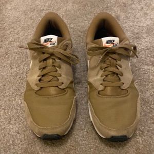 Mens NIKE AIR running shoes.  Super comfortable and light weight